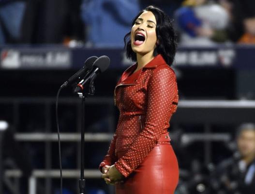 Saia lápis de couro vermelho Demi Lovato