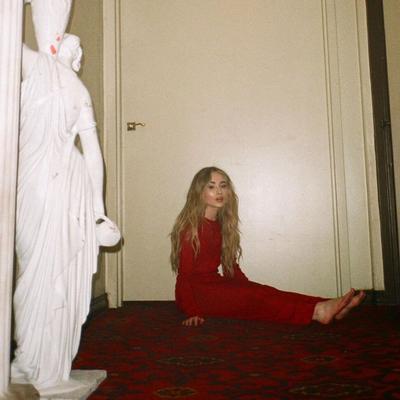 Beauty & Feet: Sabrina Carpenter