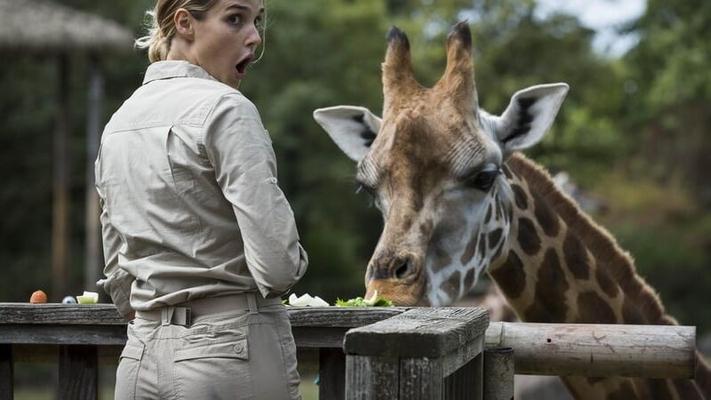 Camille Lou Surprise por la Bite Enorme de la Girafe