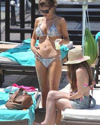 Lauren Pope und Chloe Sims im Bikini in Marbella, Spanien