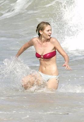 Kirsten Dunst Bikini-Tittenslip im San Dimas „Raging Waters“.