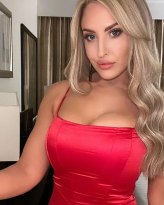 Emma (TITS) Jones - La rubia con las mega tetas