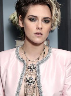 Kristen Stewart - Une célébrité hollywoodienne sexy et sans soutien-gorge montre ses seins latéraux