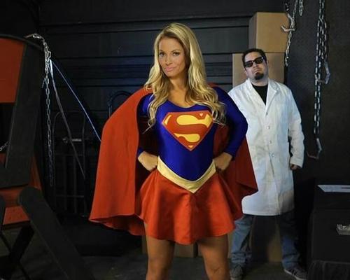 célébrité trentenaire trish stratus comme super-héroïne supergirl femdom seins