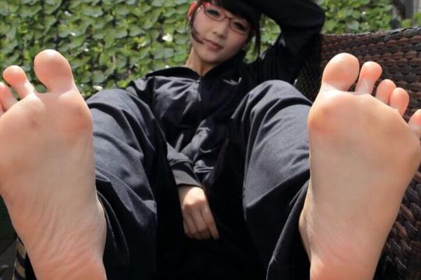 Eri Kitami hat süße kleine Füße!!!