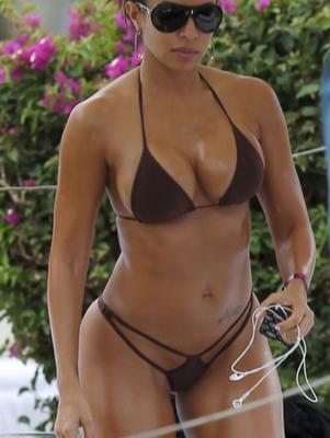 Vida Guerra en bikini dans son hôtel à Maui