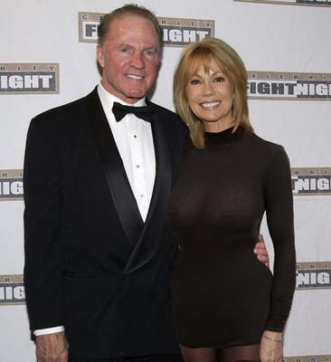 Kathie Lee enges Kleid ohne BH