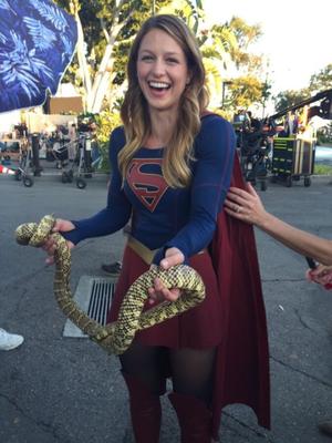 Supergirl geht mit Schlangen um