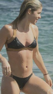 Emily Bett Rickards - Playa