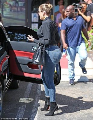 Khloe Kardashian cul en jean