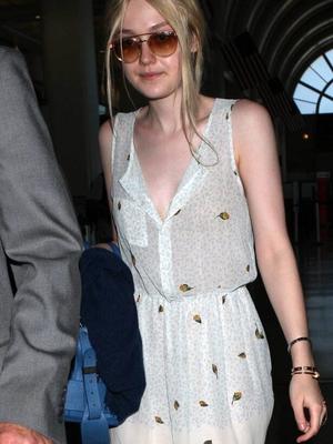 Dakota Fanning no aeroporto LAX