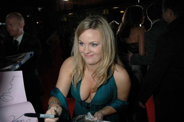 Jo Joyner Bela Bunda Grande E Peitos Grandes Celebridade Britânica