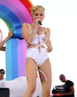 Miley Cyrus - Cameltoe sexy et maigre