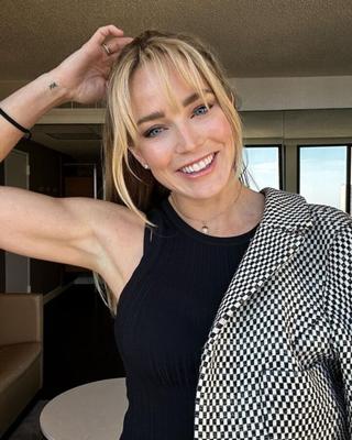 Caity Lotz - viejo bien entrenado follando y carne en el sótano