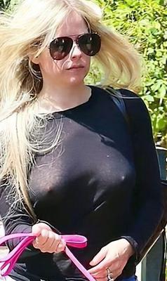 Avril Lavigne cutuca sua blusa