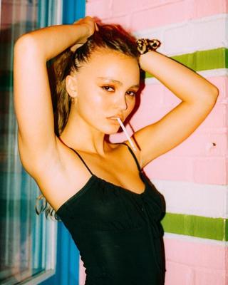 Lily-Rose Depp unsichtbar oben ohne