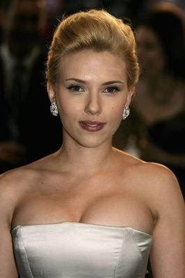 Die blonde Büste von Scarlett Johansson ist in ihr Kleid gestopft