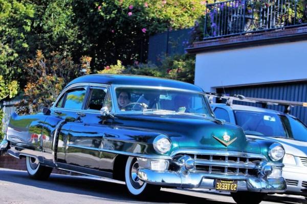 Dita Von Teese � Nimmt ihren sauberen klassischen Chevy mit auf