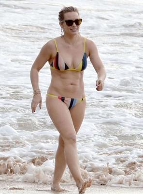 Hilary Duff - Mamelons durs, Pokies en hauts sans soutien-gorge et bikinis