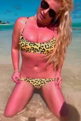 Britney Spears - Yellow leopard print bikini  + VIDEO