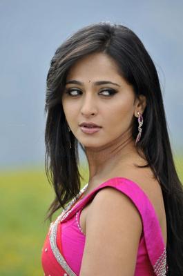 Anushka Shetty - La magnifique diva indienne Telugu grésille en sari rouge