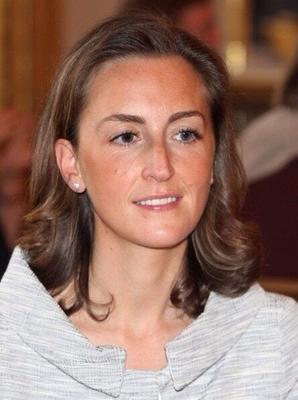 La princesa Claire de Bélgica espera cum fakes y comenta