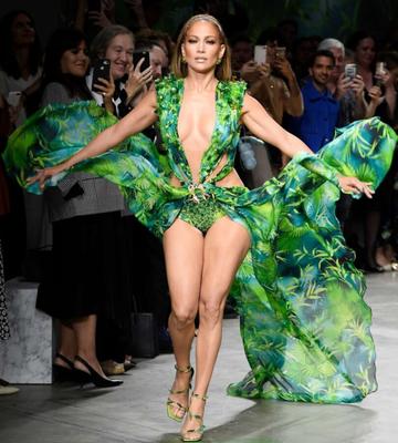 Jennifer Lopez au défilé Versace