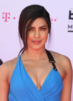 Priyanka Chopra escaldante em vários tapetes vermelhos - I