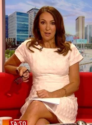 Британский завтрак на телевидении, милфа-шлюшка Sally Nugent выглядит чертовски сексуально