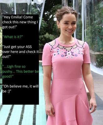 Emilia Clarke y la esclava del baño