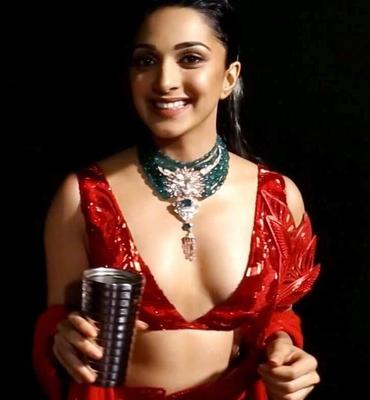 Kiara Advani- Celebridad india tetona con traje sexy en India Couture