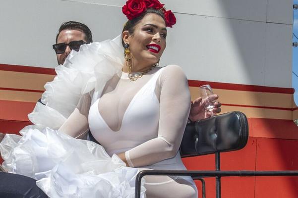 MUJERES ESPAÑOLAS ELEGANTES EN LA FERIA DE ABRIL