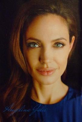 BIGflip gibt Angelina Jolie eine riesige Gesichtsbehandlung