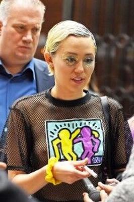 Miley Cyrus Fishnettop Nipslip Netzstrumpfhose