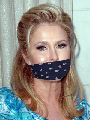 Kathy Hilton y Paris Hilton amordazadas