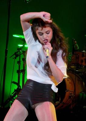 Selena Gomez Leather Shorts Sneak-Peek Upshorts Onstage In Londo