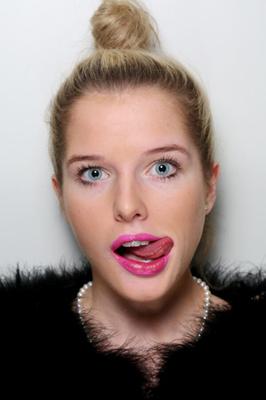 Helen Flanagan, la salope britannique des gouttières, a besoin de votre attention.