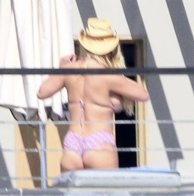 Jessica Simpson bikini & ass