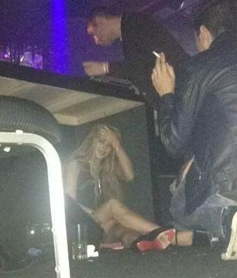 Lindsay Lohan unter einem Tisch in einem Nachtclub in Sao Paulo