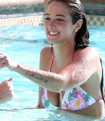 Tulisa Contostavlos de biquíni em uma piscina em Las Vegas