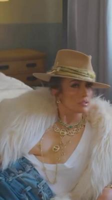 Jennifer Lopez décolleté chaud @ Je ne peux pas en avoir assez de tournage