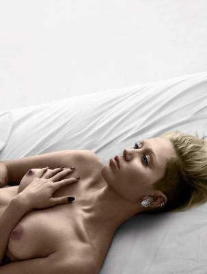 Miley Cyrus desnuda