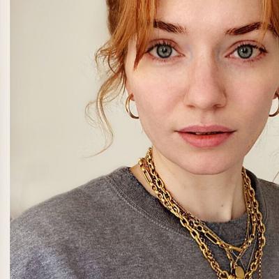 Eleanor Tomlinson é linda