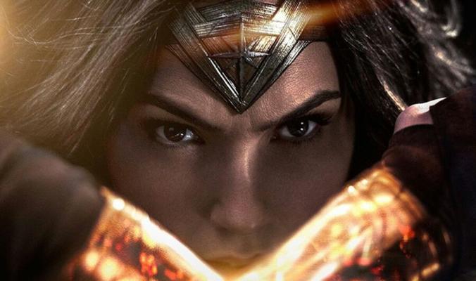 Gal Gadot dans le rôle de Wonder Woman – Pour les faux commentaires, etc.