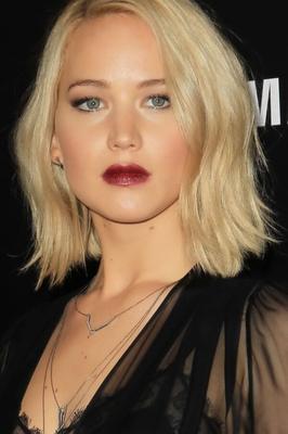 Jennifer Lawrence droht ihrem BH