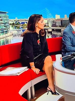 Britische Frühstücksfernseh-MILF-Schlampe Sally Nugent im Lederrock