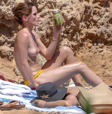 Emma Watson en haut de plage