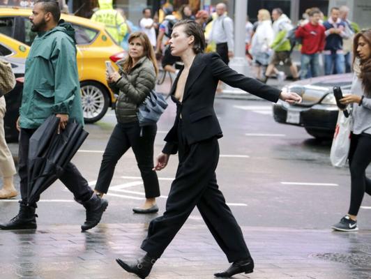 Milla-Jovovich-Public-Nip-Slip