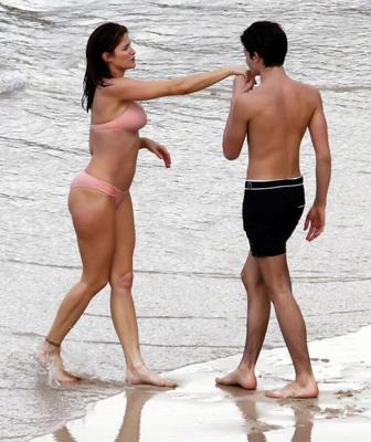 Maman et milf Stephanie Seymour et son fils