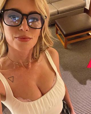 Impressionante Busty MILF Atriz Diora